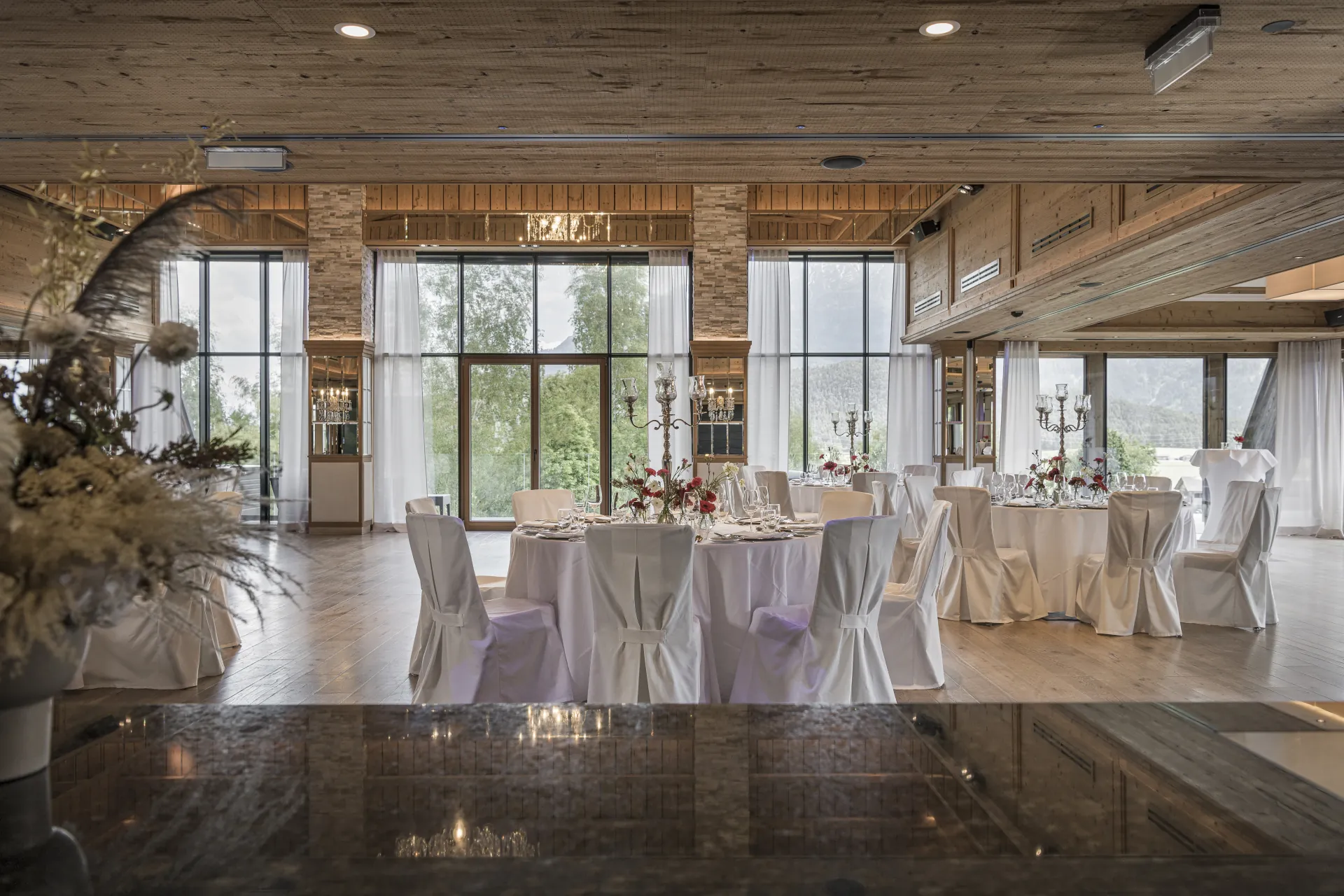 Elegante Bar im Greenvieh Chalet während einer Hochzeitsfeier